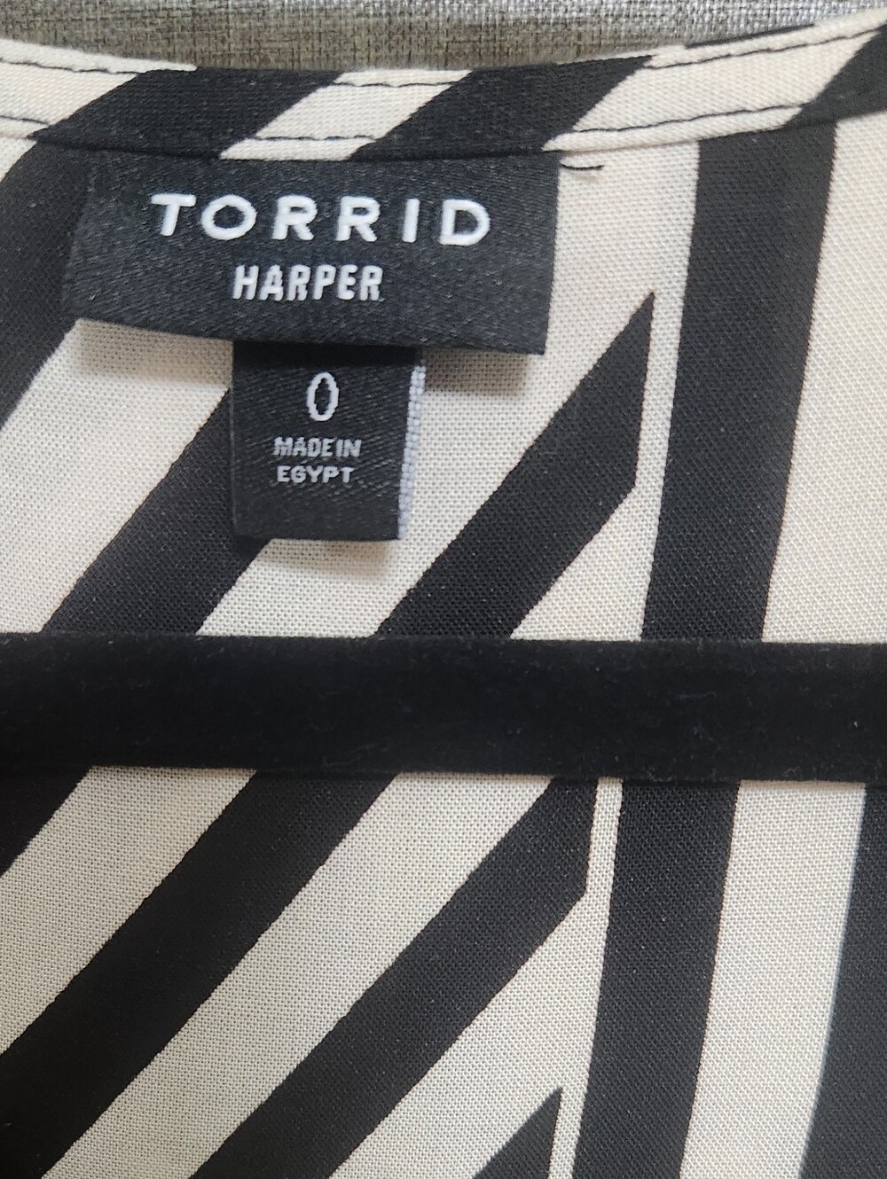 Torrid Harper Cream Black Geometric Striped V-Neck Blouse Size 0  (12/14)NWOT - Picture 4 of 6